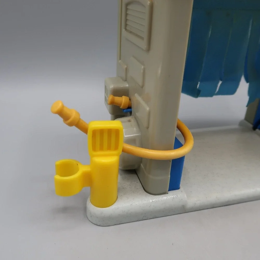 2002 Mattel Fisher Price Little People Car Wash Yellow Roof